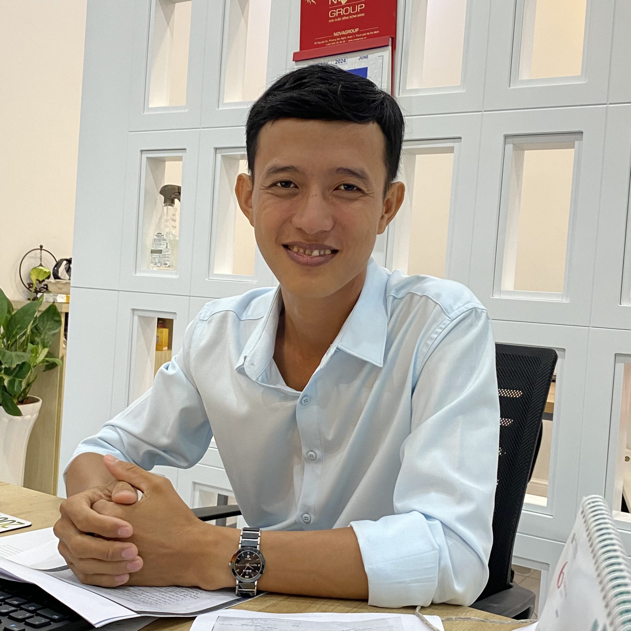 Anh Âu Nhân viên văn phòng scaled